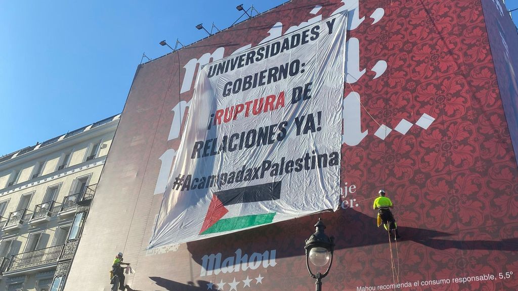 La Acampada de Madrid por Palestina cuelga una pancarta en Sol pidiendo la ruptura de relaciones con Israel