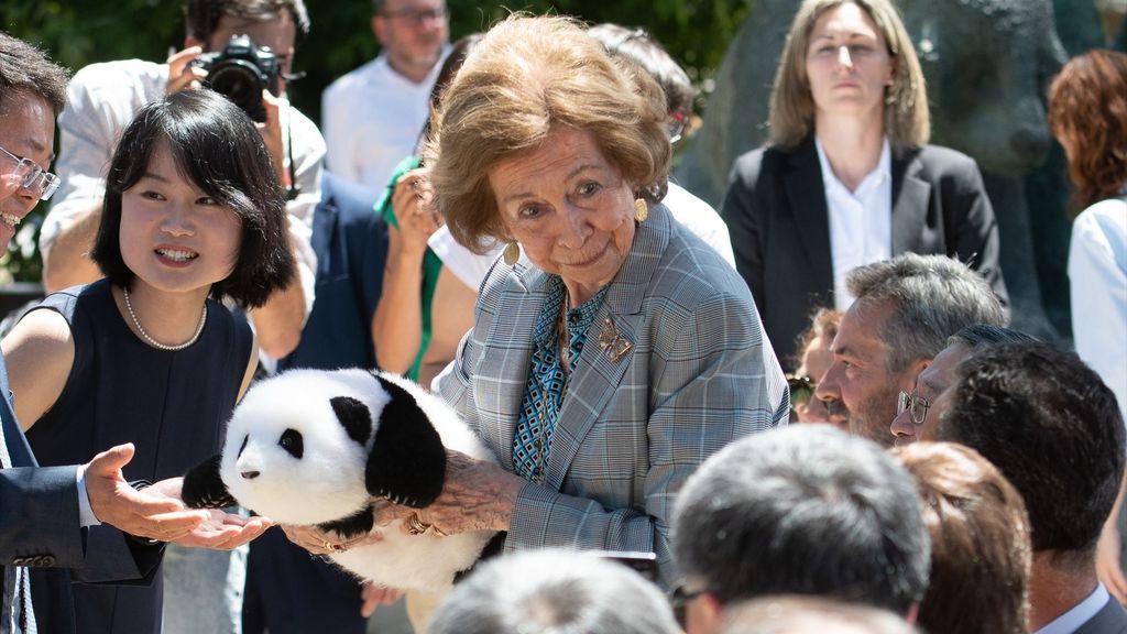 La Reina Sofía da la bienvenida a los dos pandas del Zoo de Madrid