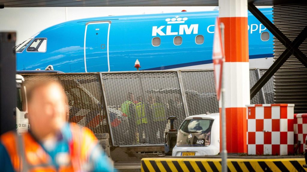 Los servicios de emergencias atienden el trágico suceso en un avión de KLM en el aeropuerto de Schipol, Ámsterdam