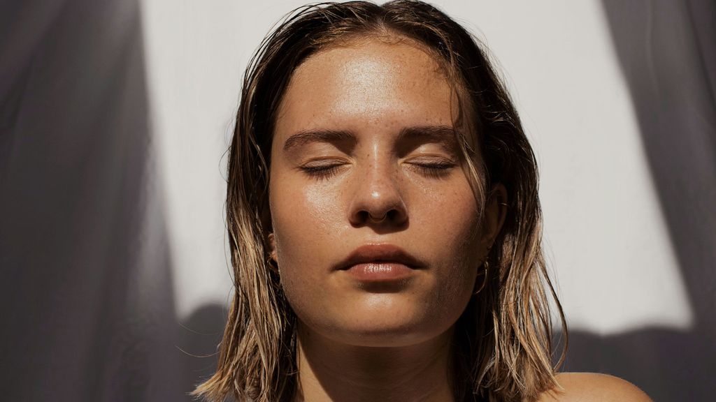 Mujer con los ojos cerrados