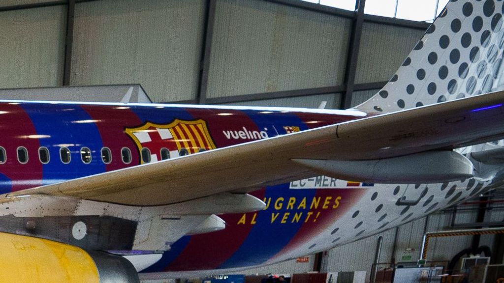 Aficionados del Real Madrid cogen un vuelo para la final de Champions y les suben a un avión patrocinando al Barça