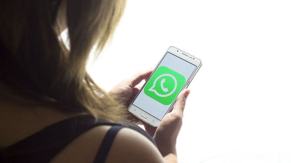 Chica con un móvil con la app Whatsapp