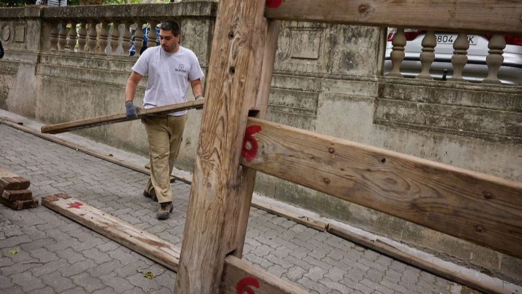 Comienza el colocado del vallado para los encierros de San Fermín