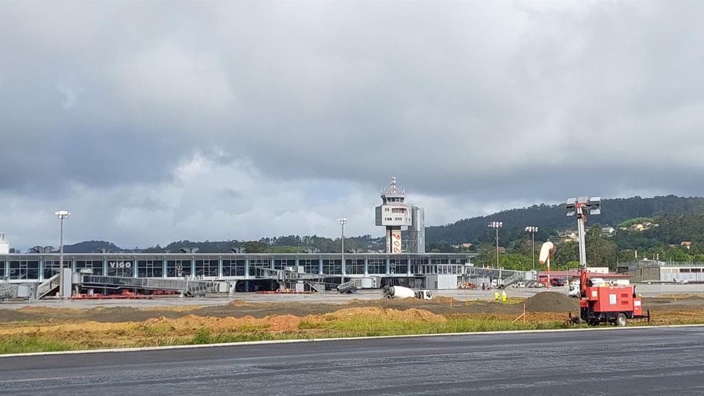 El aeropuerto de Peinador ha retomado su actividad este viernes, tras las obras de asfaltado de la pista