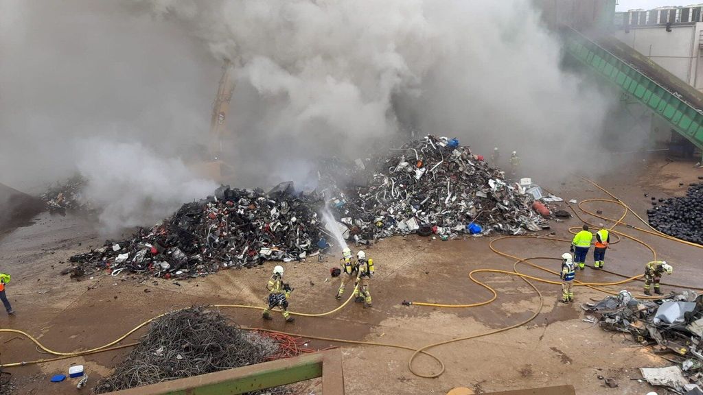 El fuego comenzó en el montón de chatarra acumulada en el exterior de la empresa de reciclaje