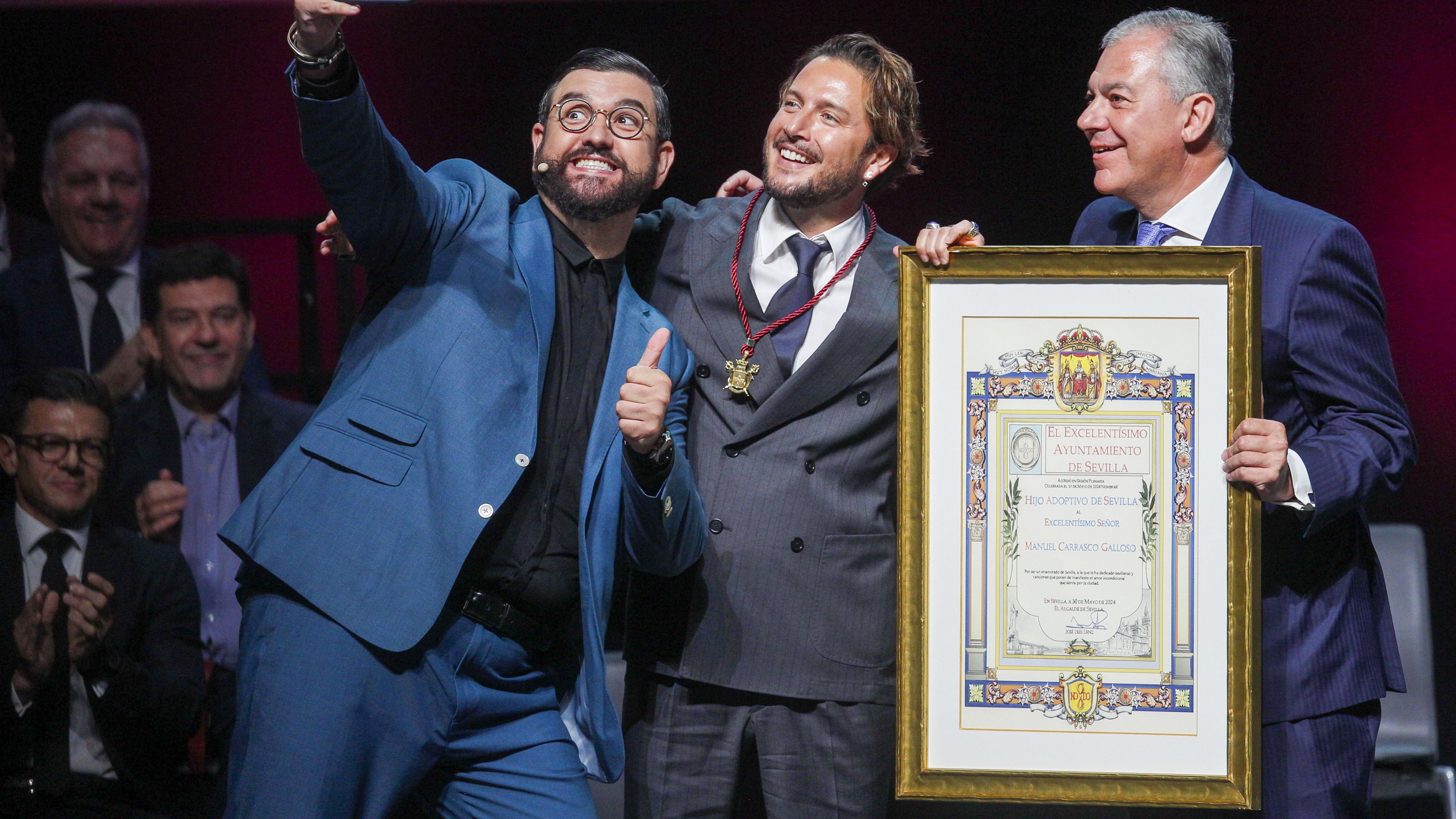 Manu Sánchez, Manuel Carrasco y el alcalde de Sevilla este pasad 30 de mayo.