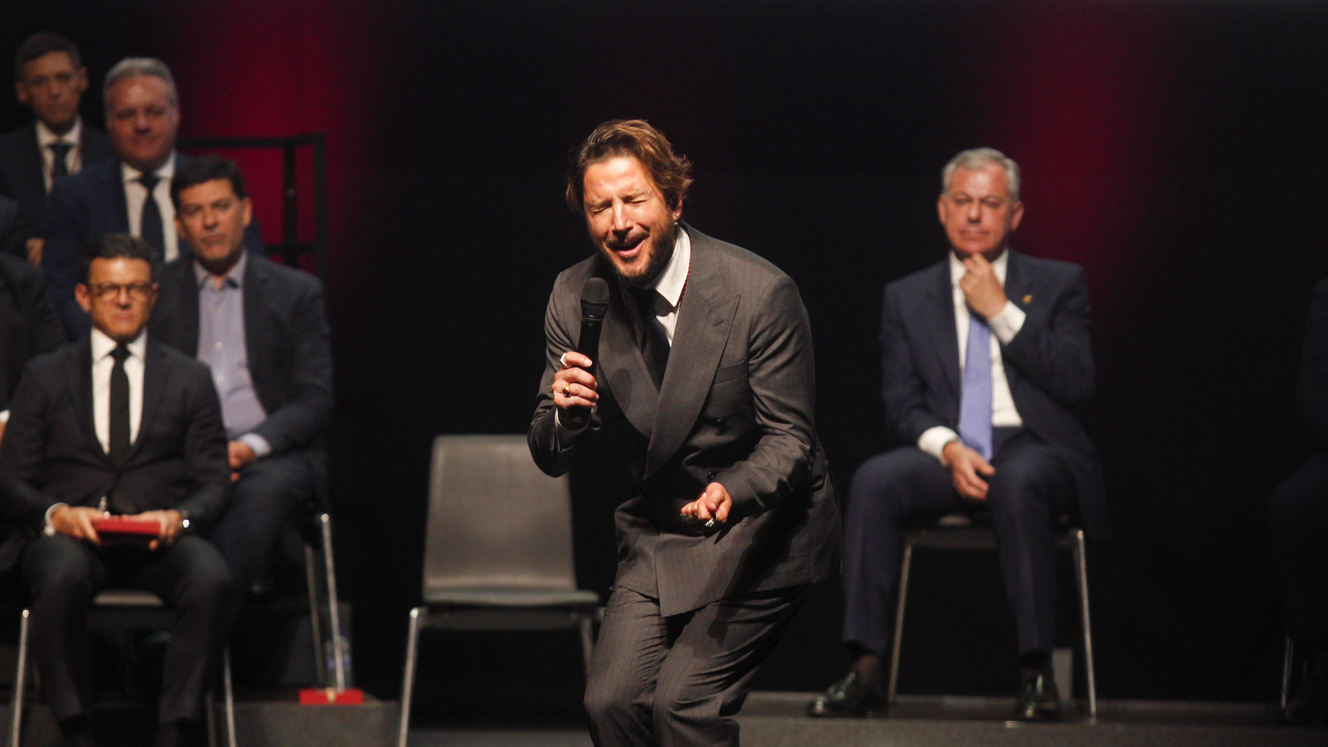 Manuel Carrasco, cantando durante su discurso este pasado 30 de mayo.