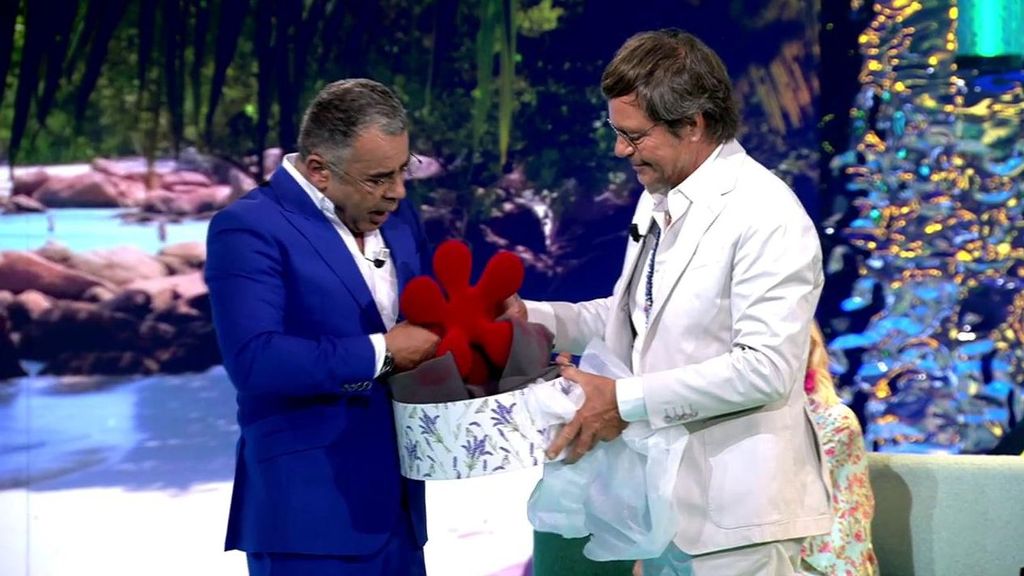 El padre de Miri sorprende a Jorge Javier Vázquez con un regalo: "Te aprecio como presentador y como ser humano"