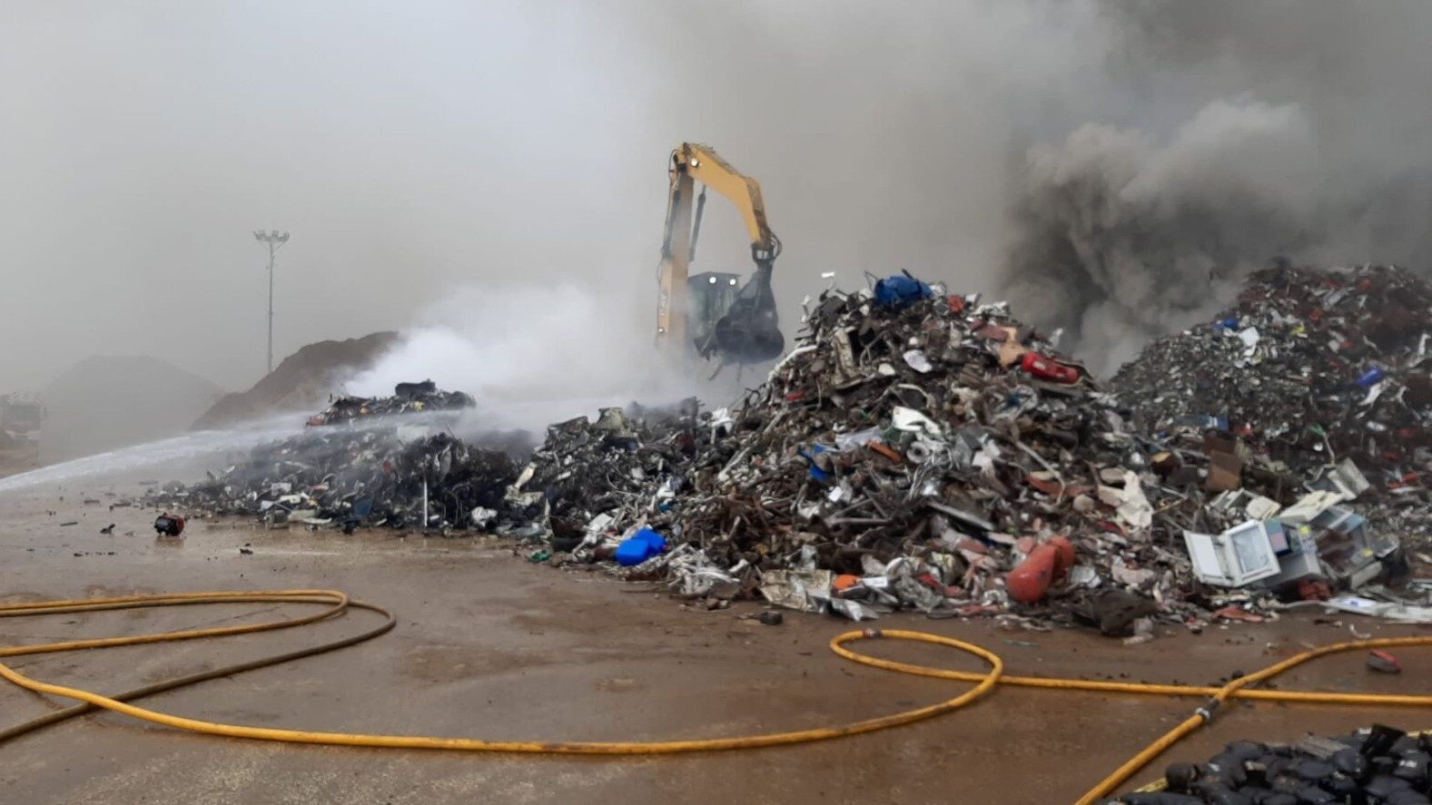 Los bombros lograron extinguir las llamas hacia las 15 horas, aunque se mantuvieron en la zona toda la tarde