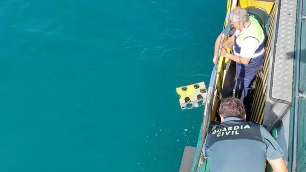 Robot submarino sumergiéndose en el mar en Cádiz para buscar a un desaparecido