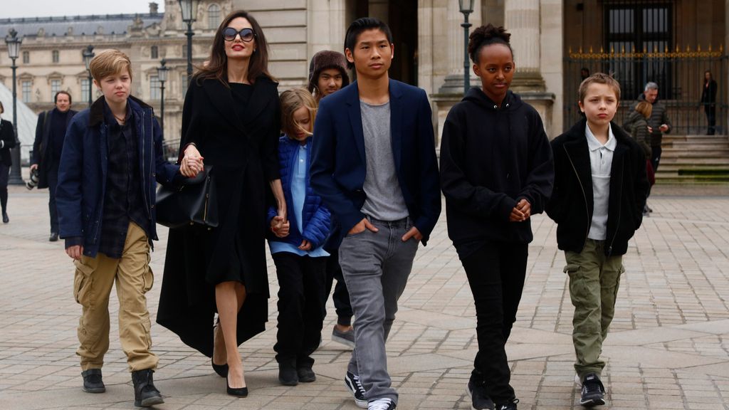 Angelina Jolie, con sus seis hijos, en 2018.