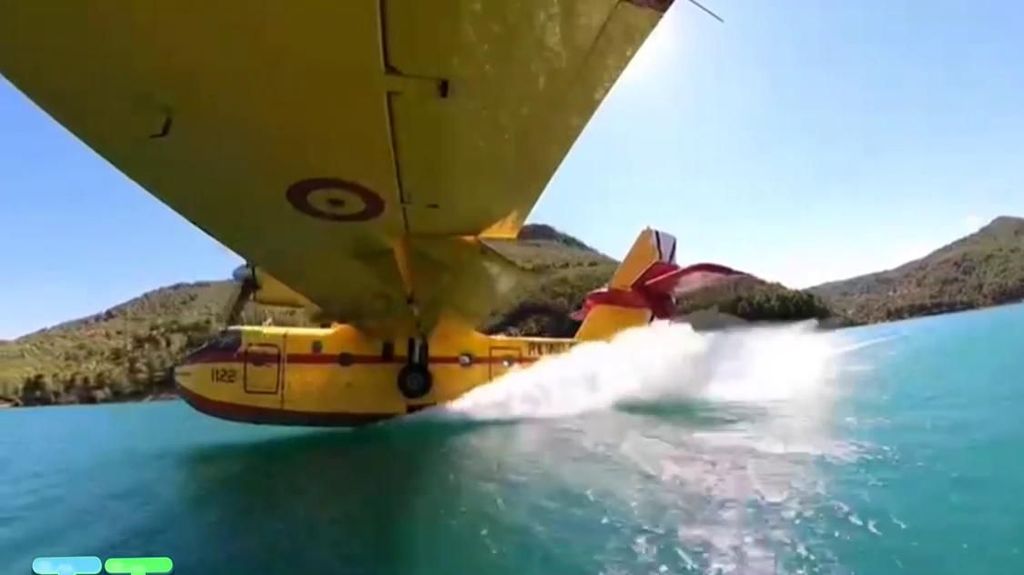 Un avión anfibio recogiendo agua