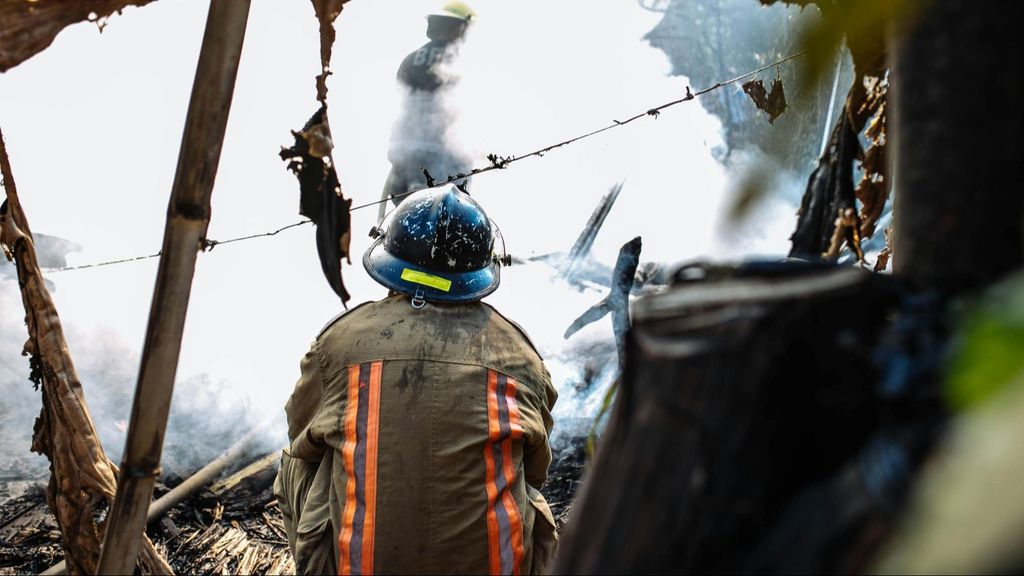 Un bombero en una zona de incendio