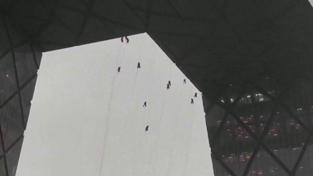 Un grupo de trabajadores quedan suspendidos en el aire en un rascacielos de Pekín