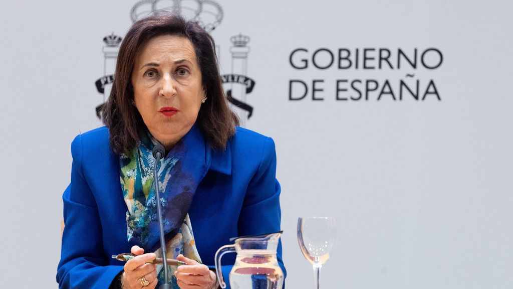 La ministra de Defensa, Margarita Robles, durante la firma del protocolo para la adquisición de aviones anfibios contra incendios, en la sede del Ministerio, a 19 de abril de 2024, en Madrid (España).