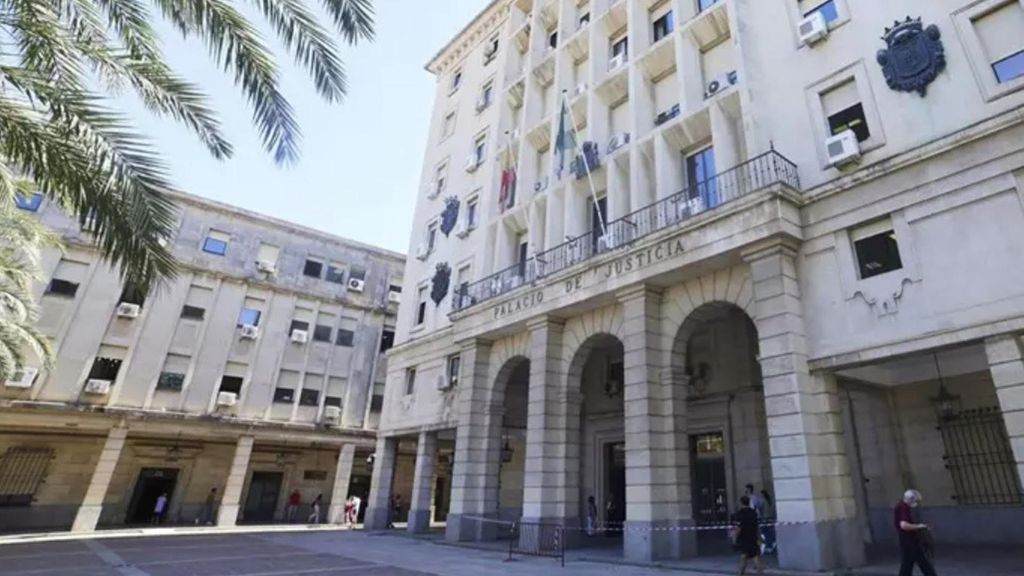 Archivo - Detalle de la fachada principal de la Audiencia Provincial de Sevilla, en foto de archivo.