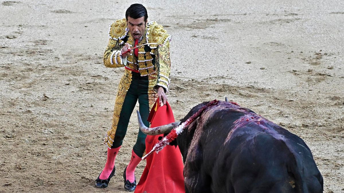 Archivo - Emilio de Justo durante su faena en la plaza de toros de las Ventas en la feria de San Isidro