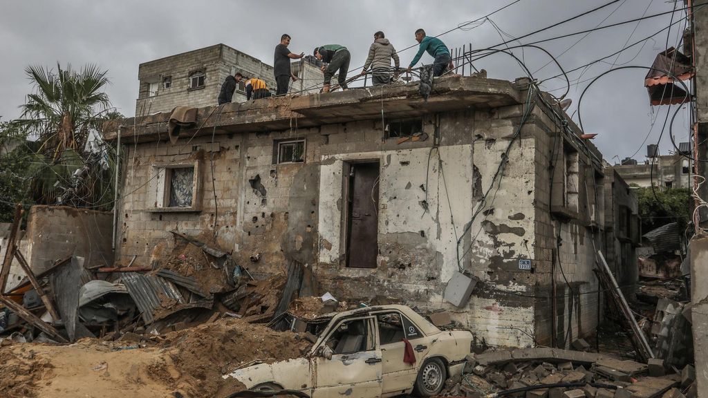 06 May 2024, Palestinian Territories, Rafah: Palestinians inspect a damaged house after Israeli warplanes bombed buildings in Rafah. Photo: Abed Rahim Khatib/dpa