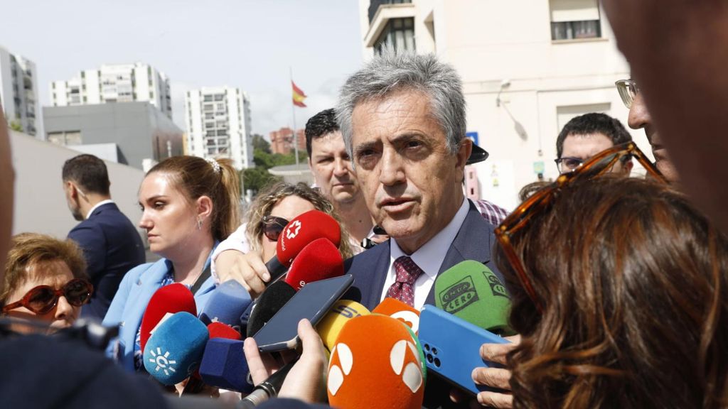 El director de la Guardia Civil atiende a los periodistas en Algeciras.