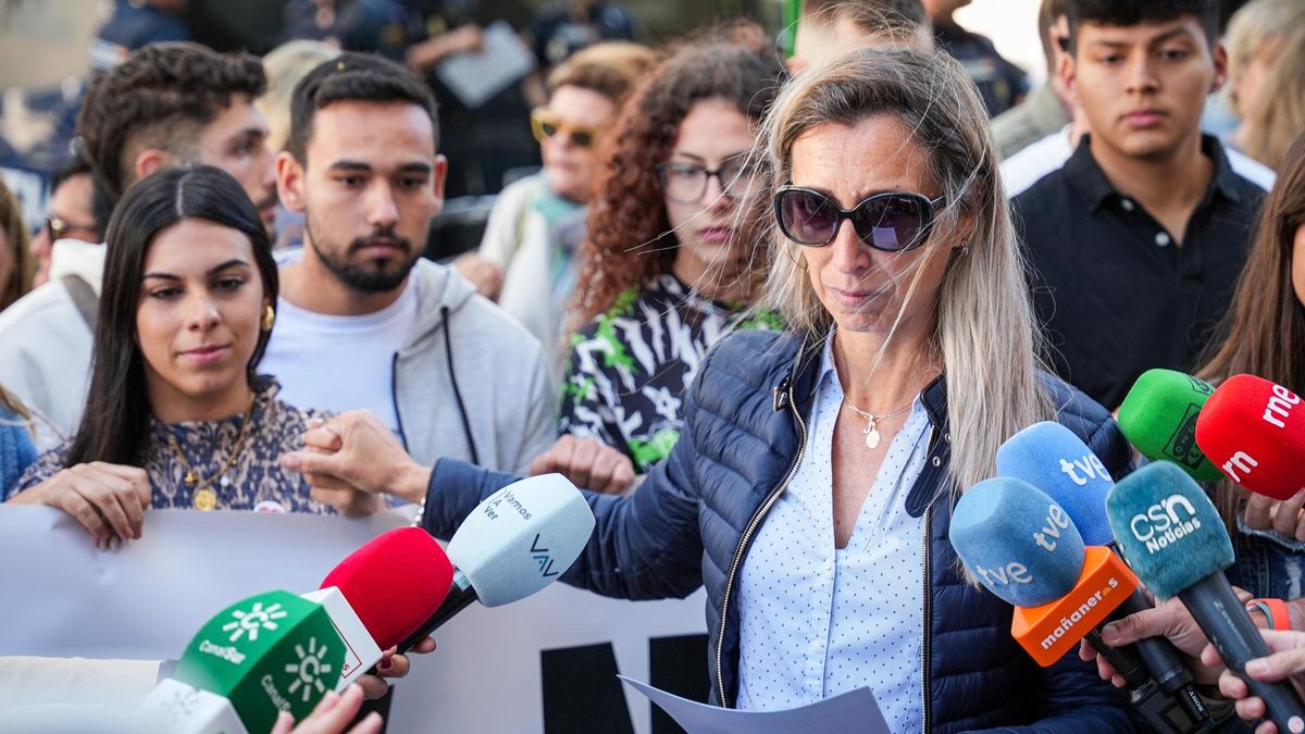 Maria del Carmen Jiménezdurante la lectura de un manifiesto ante el Juzgado de Menores