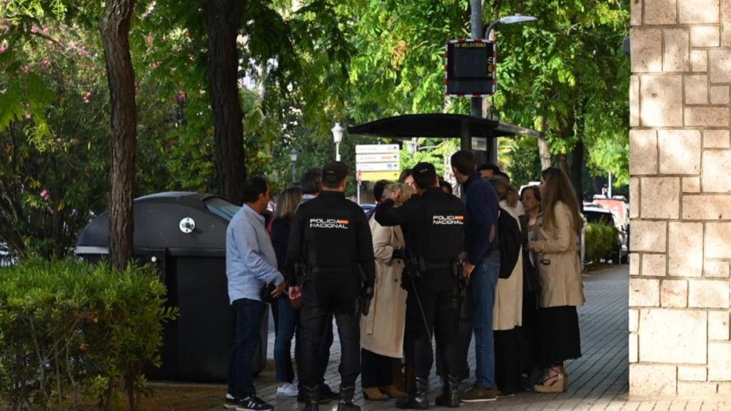 Agentes de Policía Nacional y varias personas, el día que se celebra un juicio por el asesinato de Manuela Chavero, en la Audiencia Provincial de Badajoz