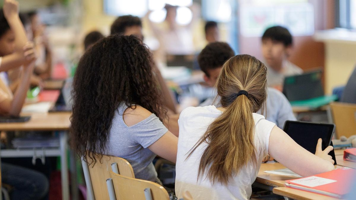 Archivo - Dos jóvenes estudiantes univesitarias en una aula.