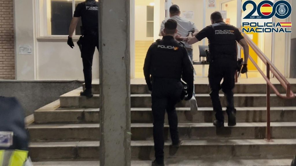 Agentes con un detenido en la operación 'Mezquita'