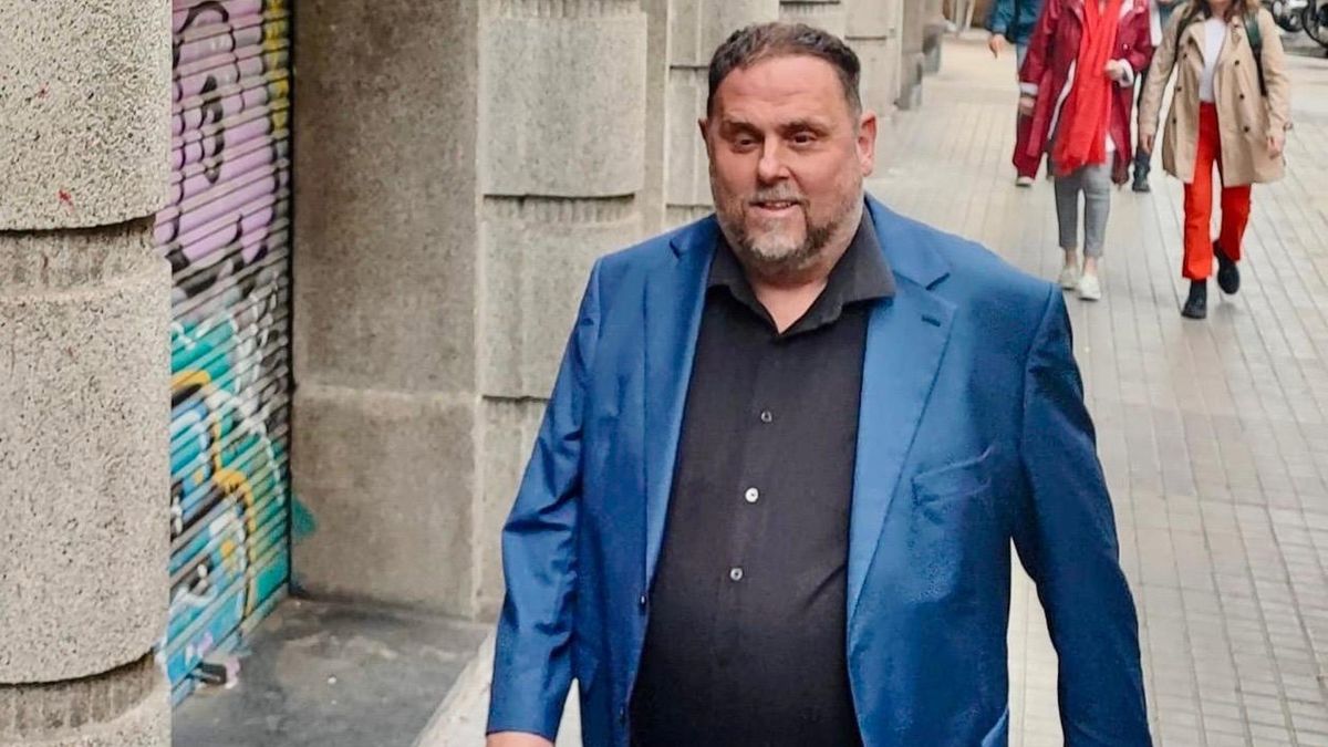 El presidente de ERC, Oriol Junqueras, llega a la reunión extraordinaria de la ejecutiva del partido tras los malos resultados de las elecciones catalanas de este domingo.