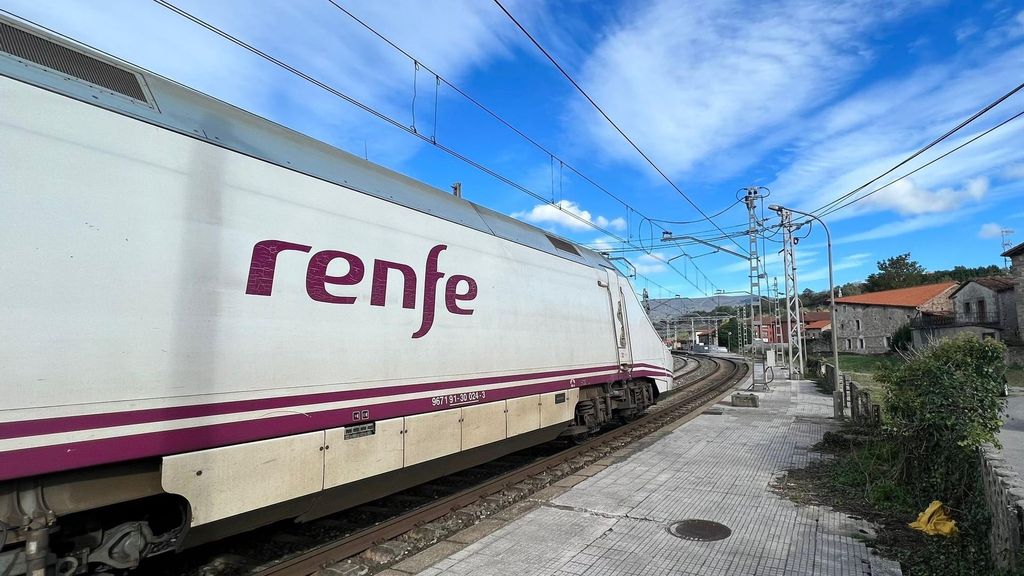 Archivo - Tren Alvia parado en Cantabria