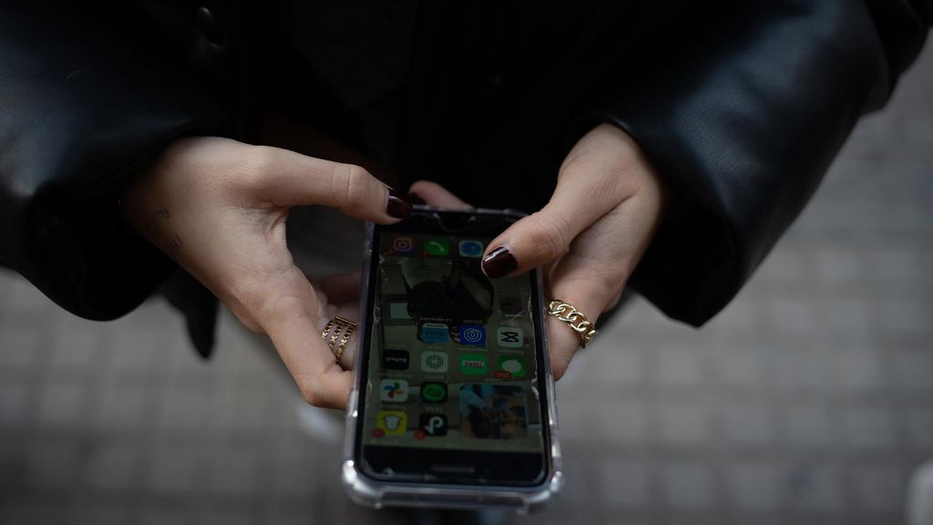 Imagen de archivo - Una persona usa el teléfono móvil, a 1 de febrero de 2024, en Barcelona, Catalunya (España).