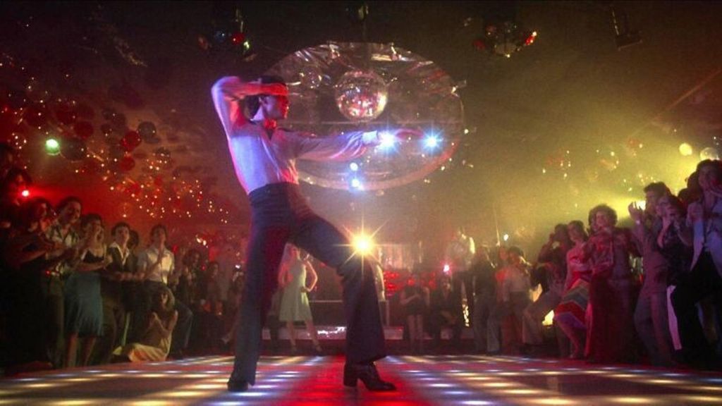 Escena de la película en la que John Travolta baila sobre la pista de baile.
