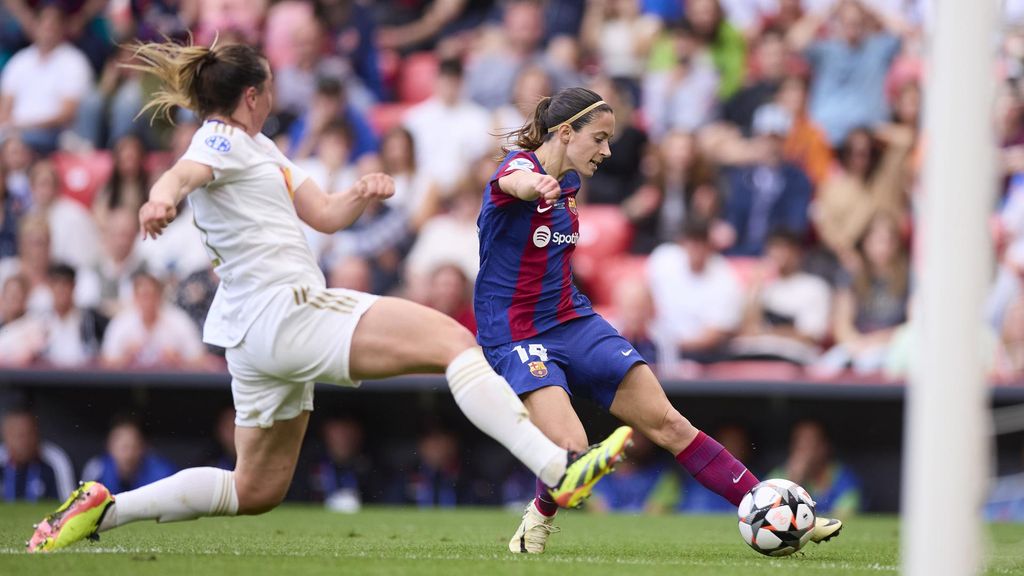 Aitana Bonmati of FC Barcelona competes for the ball with Alice Marques of Olympique Lyonnais during the UEFA Women's Champions League 2023/24 Final match between FC Barcelona and Olympique Lyonnais at San Mames on May 25, 2024, in Bilbao, Spain.