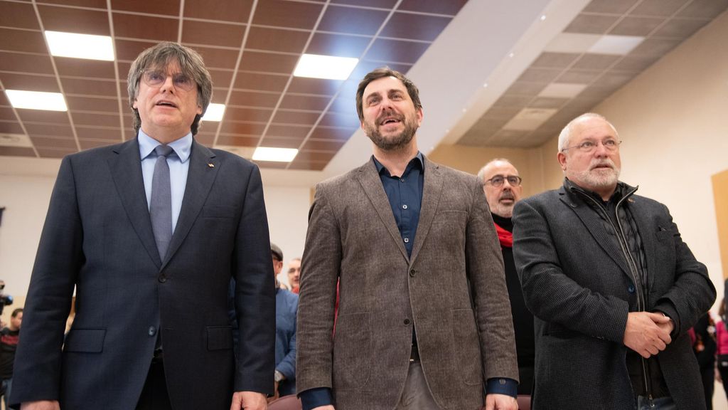 Archivo - El presidente del Consell de la República, Carles Puigdemont (i), y el vicepresidente del Consell de la República y eurodiputado de Junts, Toni Comín (c), durante la constitución de la Asamblea Territorial del Consell de la República, a 2 de mar