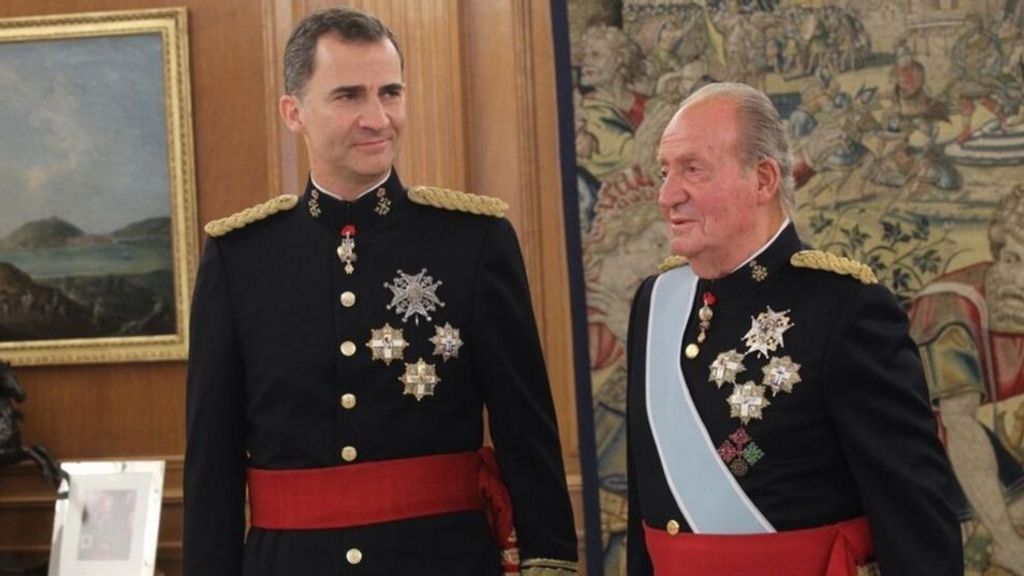 Don Juan Carlos impone el fajín de capitán de los Ejércitos a Felipe VI