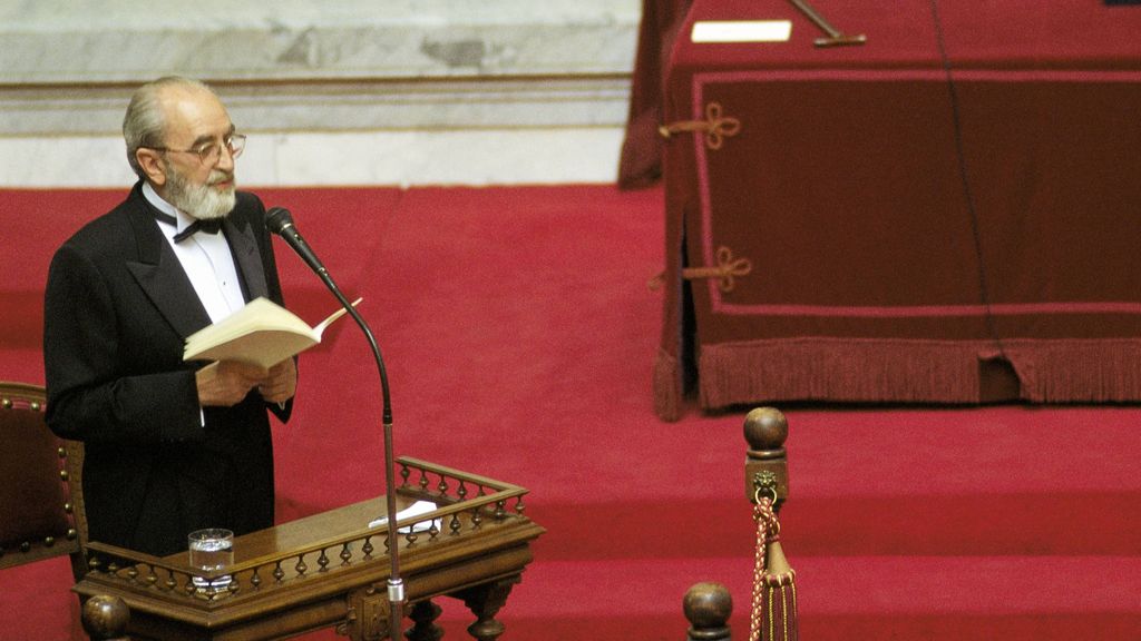 El poeta Ángel González da un discurso en la Real Academia de la Lengua, en 2006.