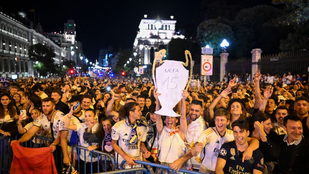 Miles de aficionados del Real Madrid celebran en Cibeles la decimoquinta Champions