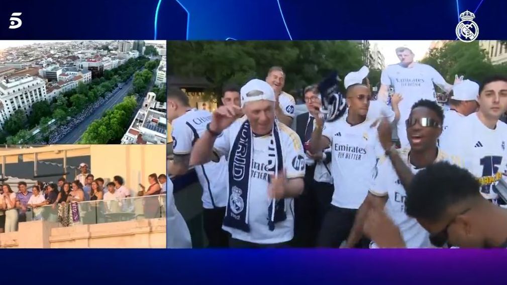 Carlo Ancelotti, bailando con sus jugadores en el autobús