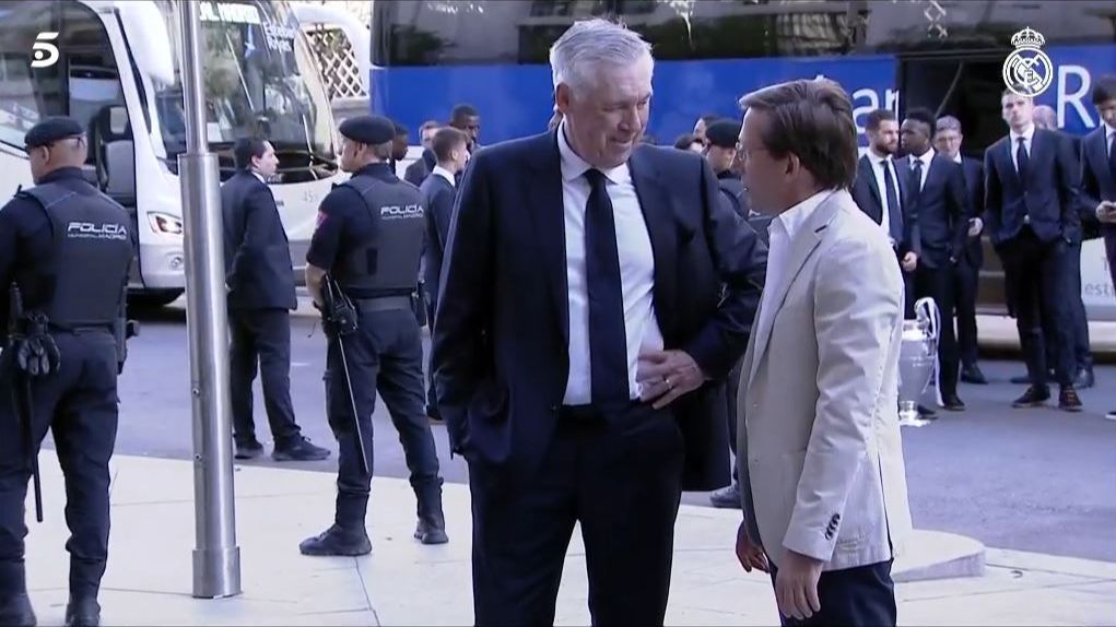 Carlo Ancelotti, sonriente, conversa con el alcalde madrileño, José Luis Martínez-Almeida