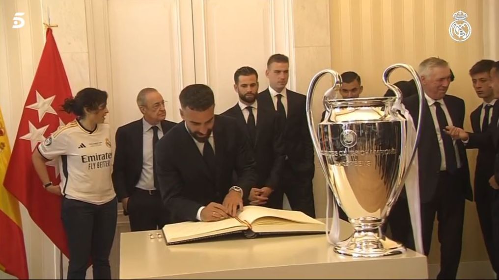 Dani Carvajal, MVP de la final en Wembley, firma en el libro de la Comunidad de Madrid