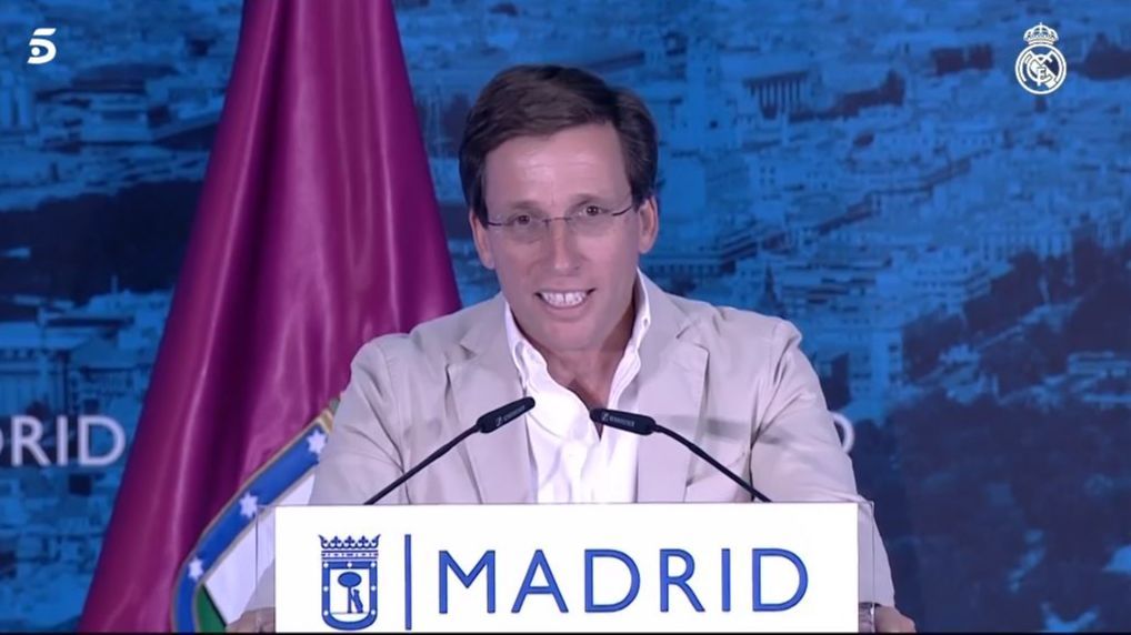 El alcalde de Madrid, José Luis Martínez-Almeida, se dirige a la plantilla del Real Madrid
