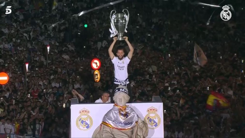 El capitán blanco alza el trofeo de la Champions