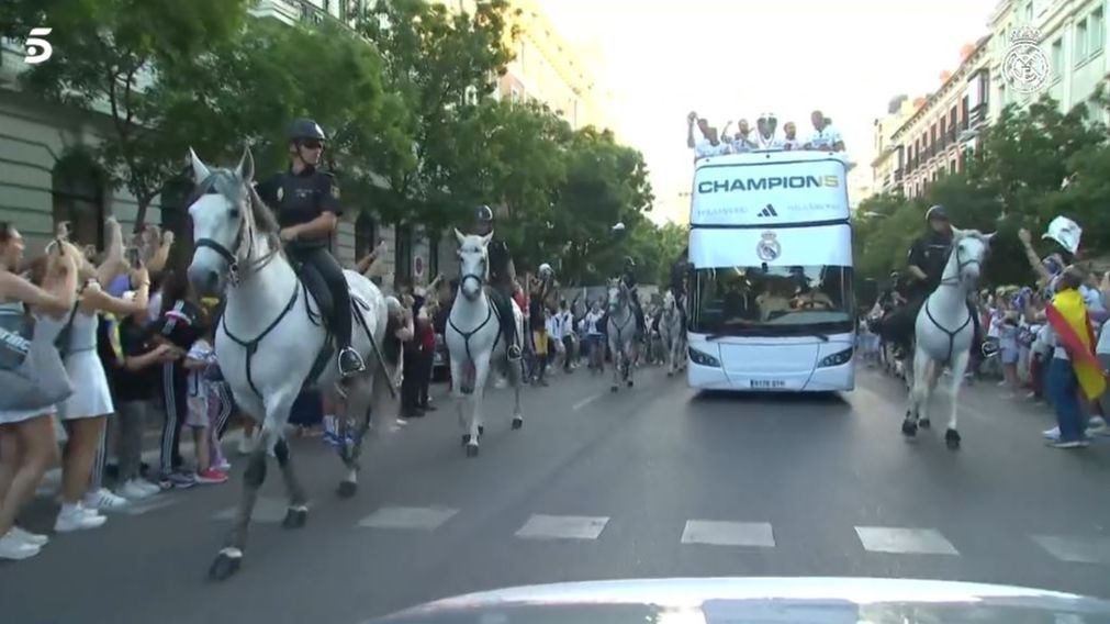 El conjunto blanco se dirige a Cibeles