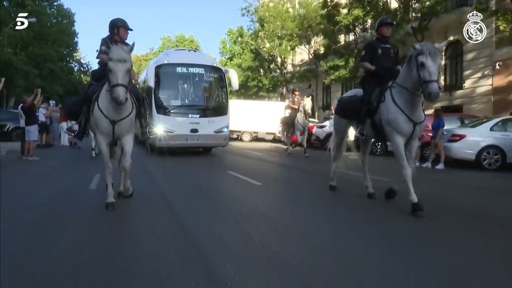 El Real Madrid, camino al Ayuntamiento de la capital