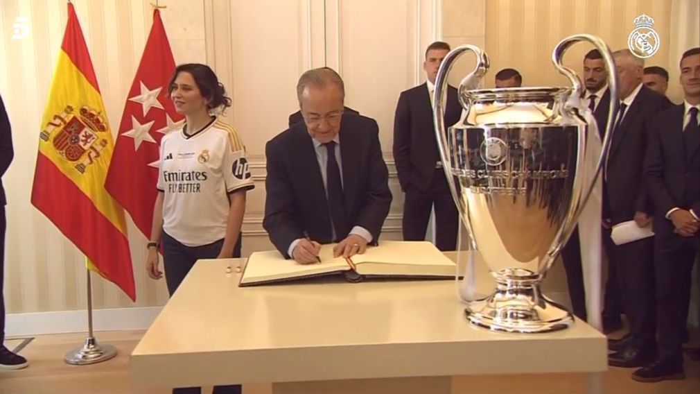 Florentino Pérez estampa su firma en el libro de honor de la Comunidad