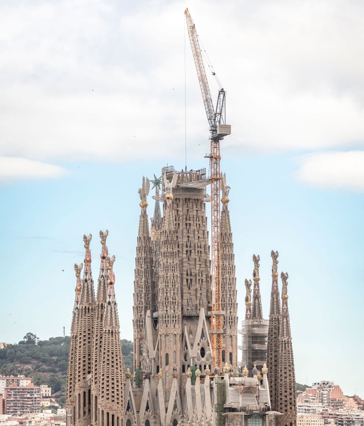 Instalan una grúa de 200 metros de altura en la Sagrada Familia para acabar las obras