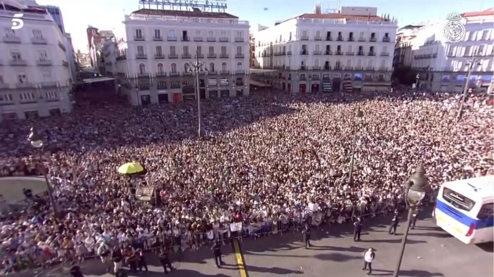 Miles de aficionados, en la zona de la Puerta del Sol