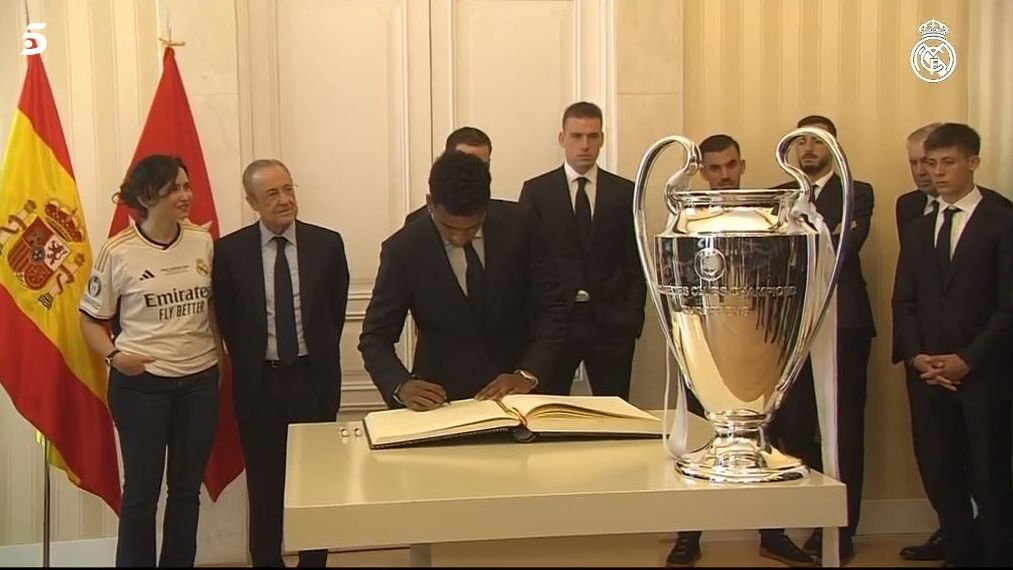 Momento de la rúbrica de Rodrygo en el libro de honor