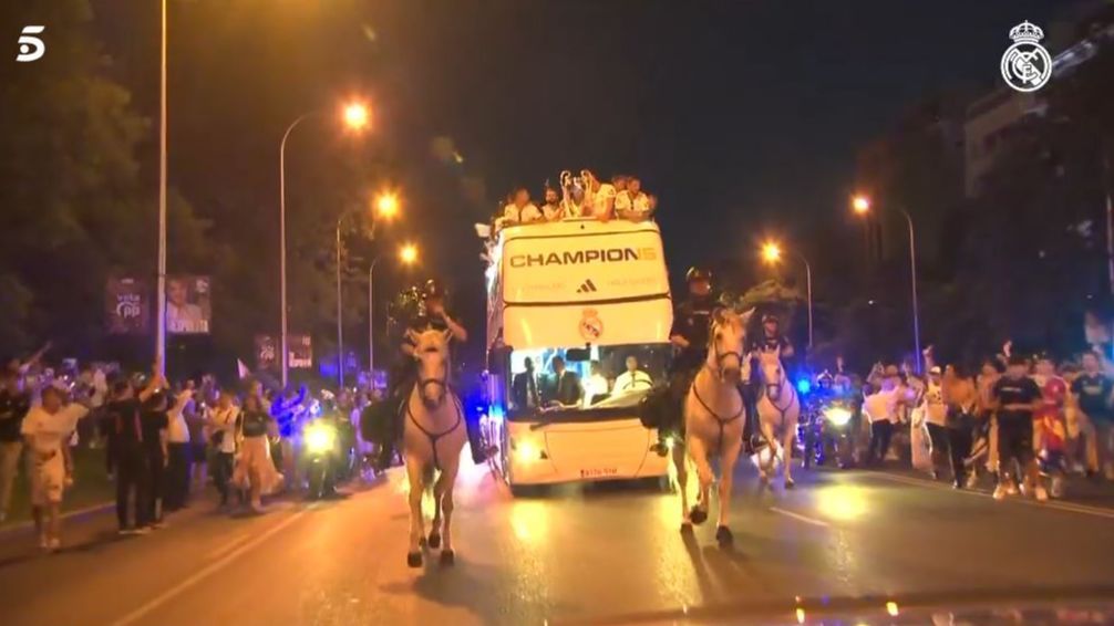 Muchos madridistas acompañan al autobús camino al estadio