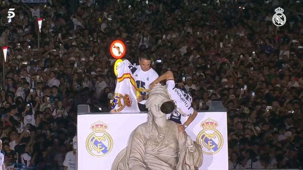 Nacho González besa a la Cibeles