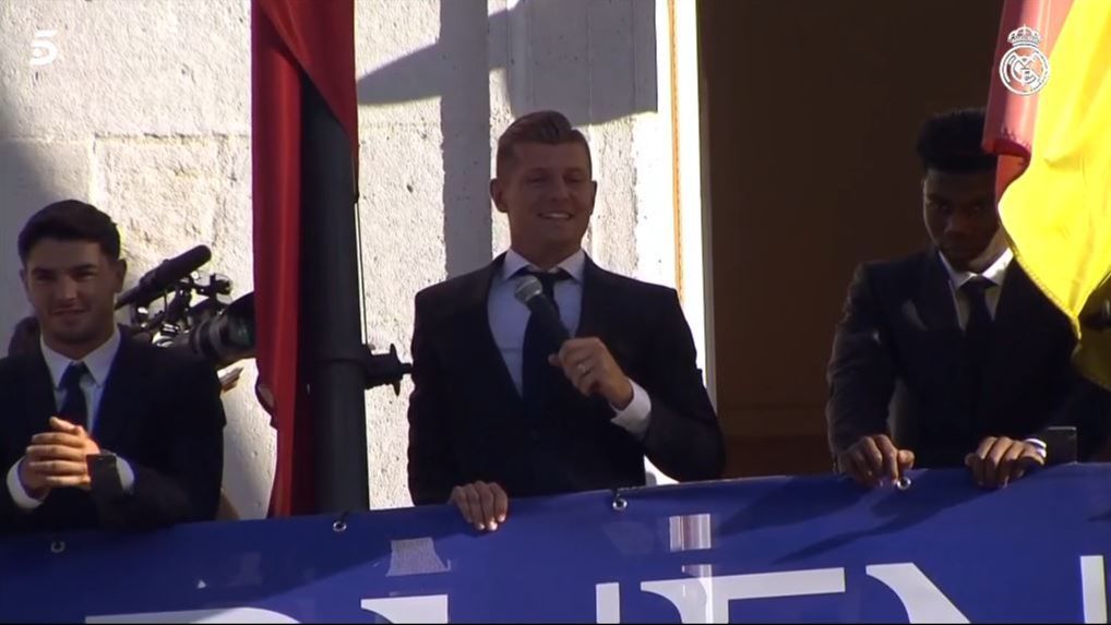 Toni Kroos, en el balcón de la Comunidad de Madrid